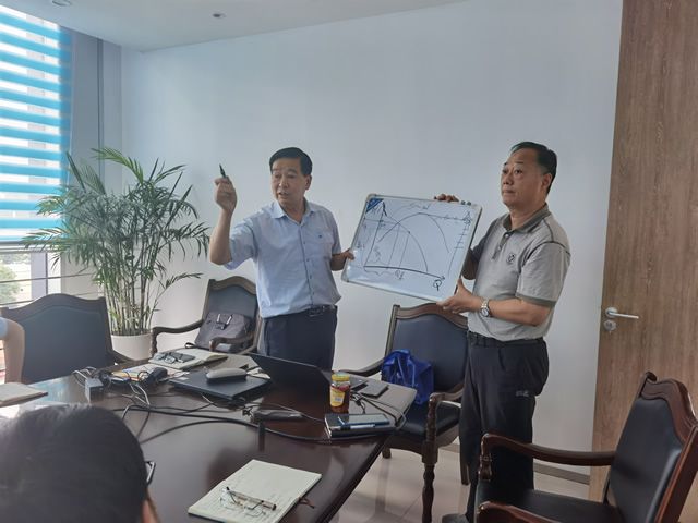 我院特邀請(qǐng)?jiān)暇┧畡?wù)集團(tuán)總工吳志成來我院授課(圖2)