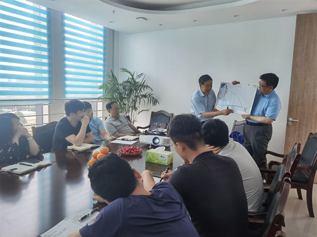 我院特邀請(qǐng)?jiān)暇┧畡?wù)集團(tuán)總工吳志成來我院授課(圖4)